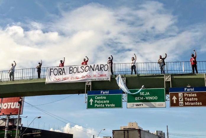 Manifestação na Fernandes Lima: “Fora Bolsonaro: suas mãos estão sujas de sangue”