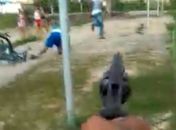 Em vídeo, dupla em motocicleta percorre ruas, atira contra populares e grita nome de facção.