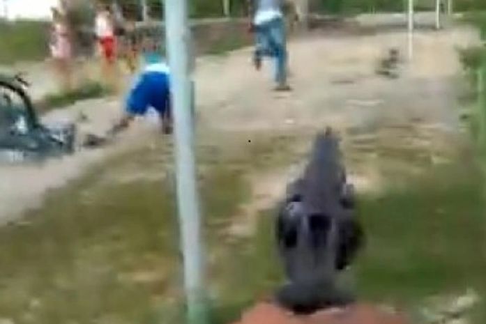 Em vídeo, dupla em motocicleta percorre ruas, atira contra populares e grita nome de facção.