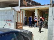 Família que anunciou volta para "resto" de casa em área de risco recebe apoio da prefeitura
