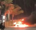 Carro pega fogo no bairro Cruz das Almas, em Maceió
