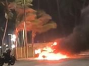 Carro pega fogo no bairro Cruz das Almas, em Maceió