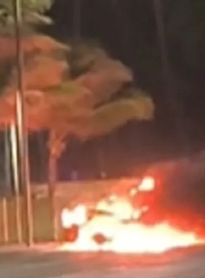 Carro pega fogo no bairro Cruz das Almas, em Maceió