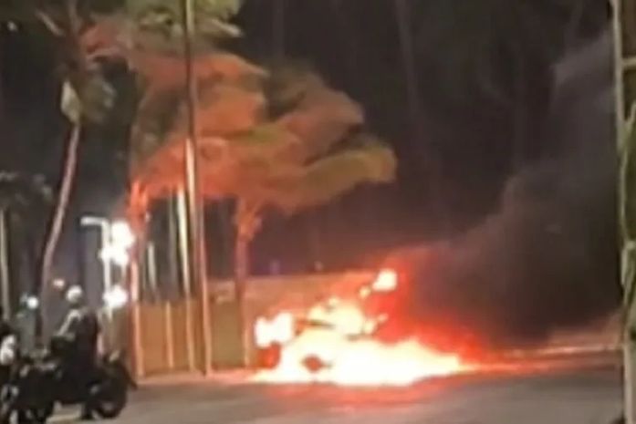 Carro pega fogo no bairro Cruz das Almas, em Maceió