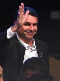 Flávio Bolsonaro deixa o Brasil e viaja aos EUA