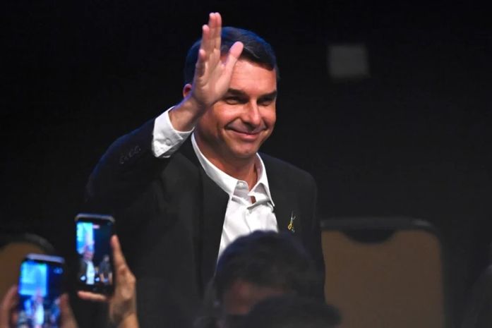 Flávio Bolsonaro deixa o Brasil e viaja aos EUA
