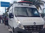 Ambulância tomba após colidir com ônibus na Fernandes Lima
