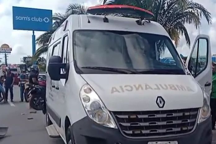Ambulância tomba após colidir com ônibus na Fernandes Lima