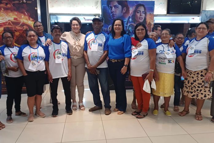 Idosos de Lagoa da Canoa vivem tarde especial com direito a passeio no shopping e sessão de cinema