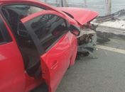 Carro colide contra mureta na ponte Divaldo Suruagy e deixa duas pessoas feridas