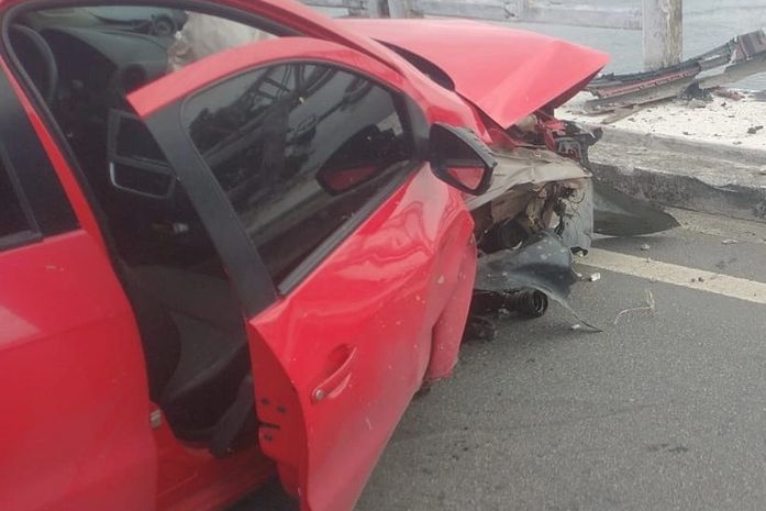 Carro colide contra mureta na ponte Divaldo Suruagy e deixa duas pessoas feridas