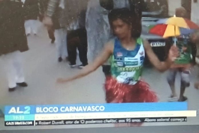 A jornalista da TV Gazeta de Alagoas fez de conta que Cidinha era invisível. Nem ligou pra catadora. Poxa!