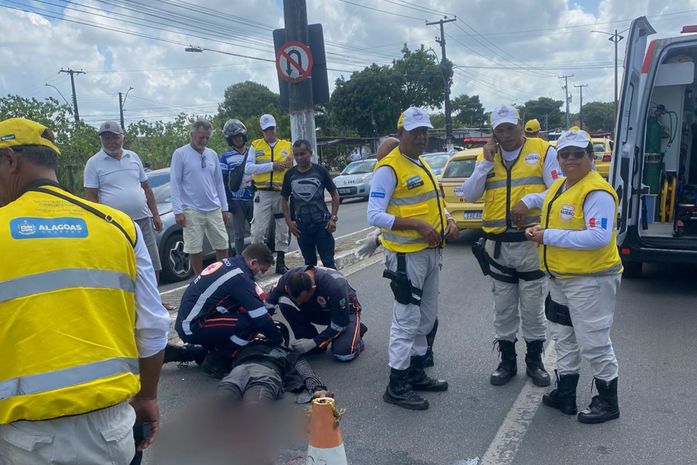 Colisão entre motocicleta e carro deixa uma pessoa ferida