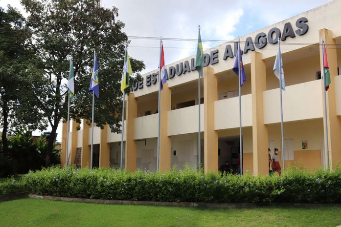 Uneal lança editais de vagas remanescentes para cursos de graduação