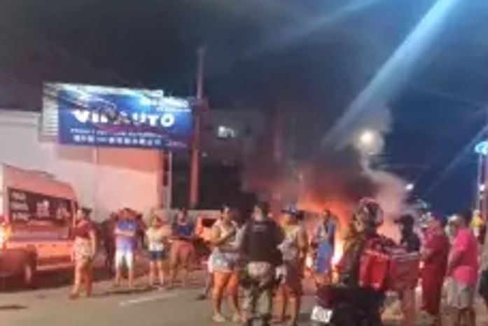 Moradores da Grota da Freira bloqueiam trecho da Av. Gustavo Paiva em protesto contra a falta de água