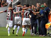 Fluminense vence Corinthians e escapa da zona de rebaixamento