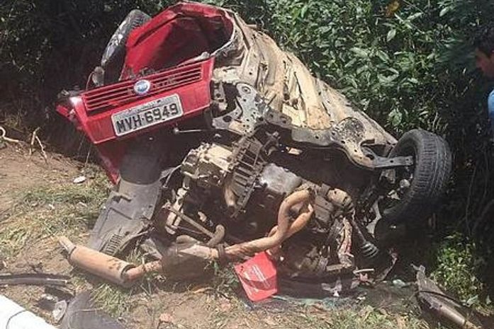 Veículo ficou destruído