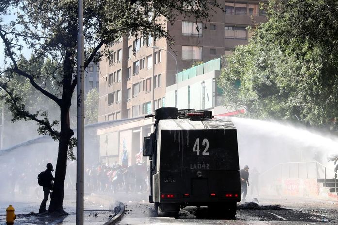 Manifestações no Chile acabam com igrejas incendiadas