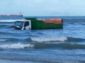 Caçamba de lixo fica parcialmente submersa em mar após pneu furar 
