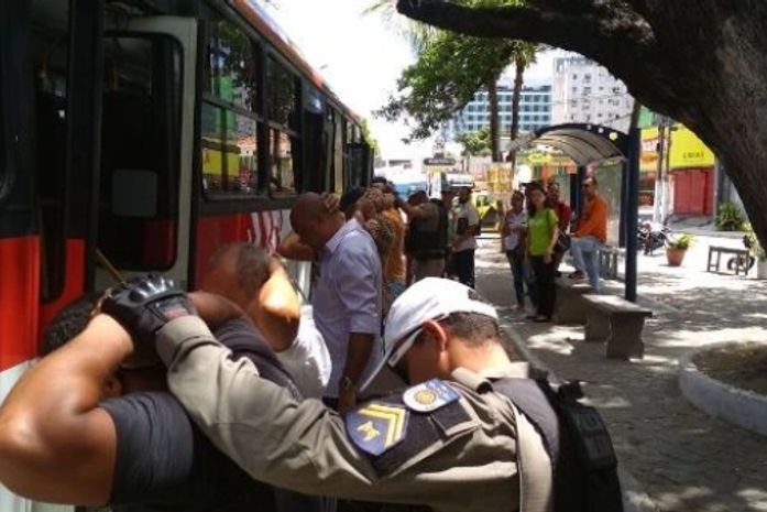 Abordagem policial em coletivos