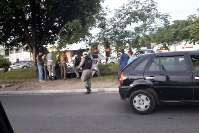 Carro capota na Durval de Góes Monteiro e deixa um ferido