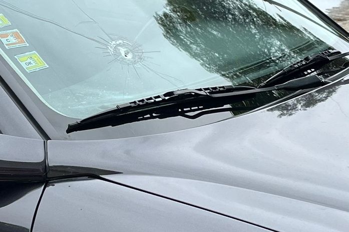 Para-brisa de veículo foi atingido por projétil de arma de fogo