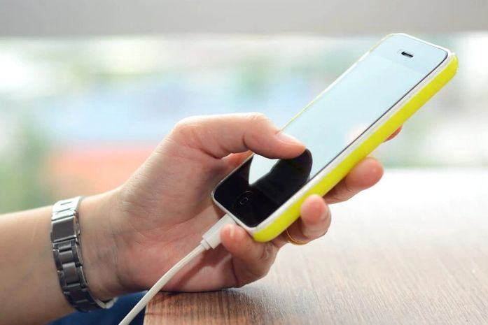 Adolescente morre após choque enquanto jogava com celular na tomada, em Porto Calvo
