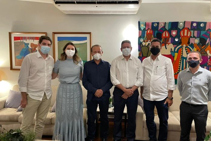 Em Brasília, prefeito de Limoeiro de Anadia se reúne com Collor e Lira, recebe aparelhos e alinha ações para o município
