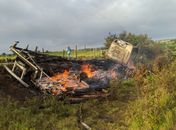 Vídeo: caminhoneiro dorme ao volante, veículo cai em ribanceira e pega fogo na AL-115