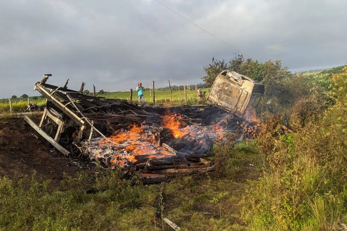Vídeo: caminhoneiro dorme ao volante, veículo cai em ribanceira e pega fogo na AL-115