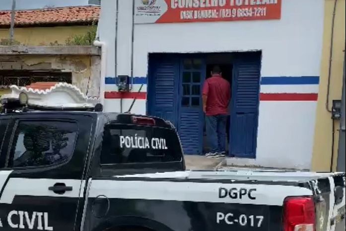 Conselheiro tem celular apreendido após suspeita de vazamento de informações para acusado de estupro