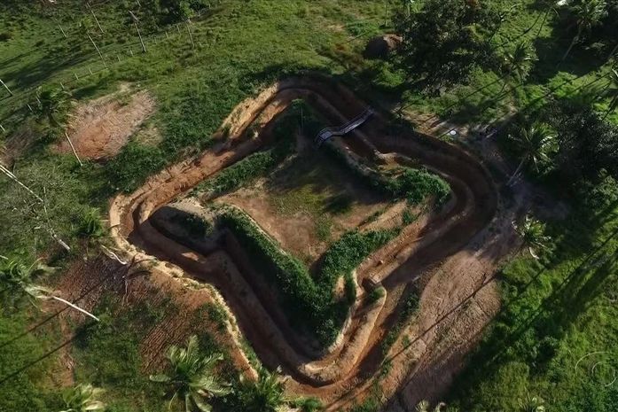 Por conta da chuva obra está paralisada há cerca de um mês. O mato vem crescendo atraindo animais para o pasto