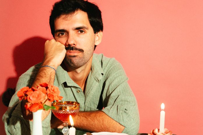 Quem tem medo de se emocionar? Antonio da Rosa não tem. Vem aí Emocionado, primeiro álbum do artista