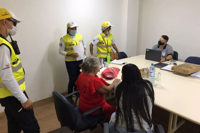 Motorista de aplicativo e agentes do Ronda no Bairro prestam socorro à idosa perdida em Maceió