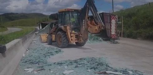 Carreta carregada com vidro tomba e interdita parcialmente a BR-101, em Novo Lino; veja vídeos
