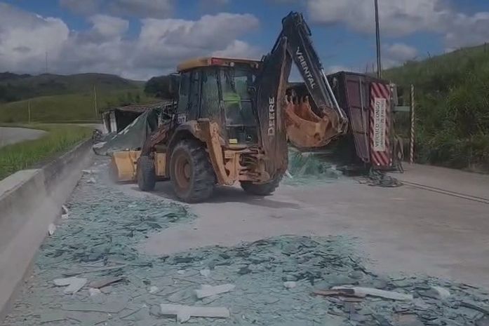 Carreta carregada com vidro tomba e interdita totalmente a BR-101, em Novo Lino; veja vídeos