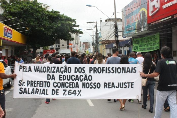Professores fazem protesto nas ruas de Arapiraca