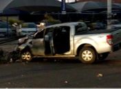 Motorista perde controle de veículo e derruba poste na Mangabeiras