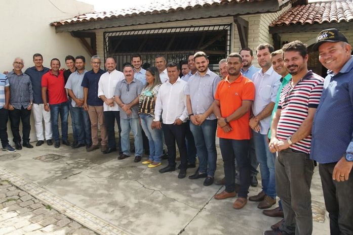 Deputados Antônio e Nivaldo Albuquerque recebem presidentes de Câmaras