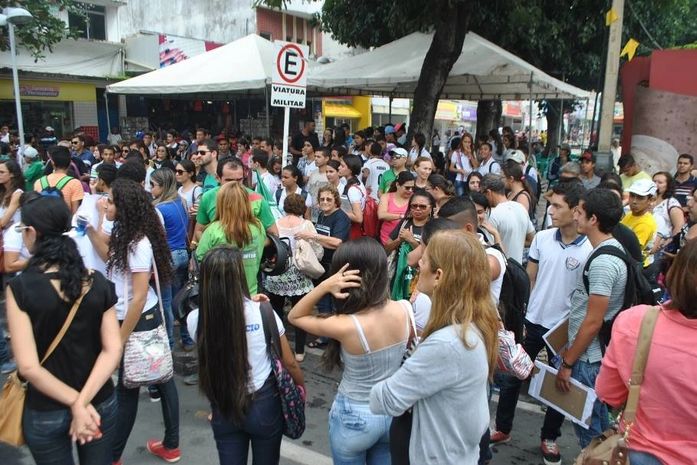 Professores da rede estadual realizam protesto no centro de Arapiraca