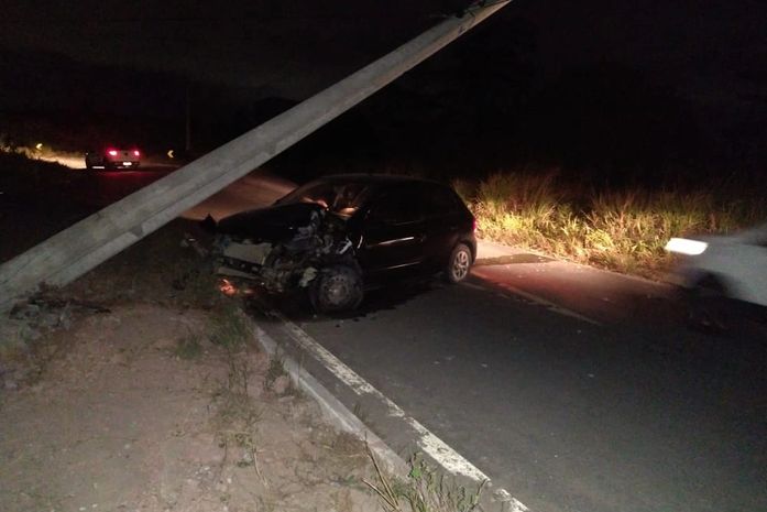 Acidente envolvendo um Padre derruba poste em Marechal Deodoro 