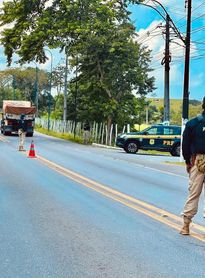 PRF recupera quatro veículos, apreende arma e encerra feriadão sem mortes nas rodovias de Alagoas