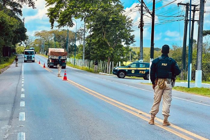 PRF recupera quatro veículos, apreende arma e encerra feriadão sem mortes nas rodovias de Alagoas
