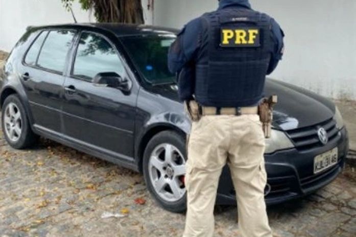 PRF e PM recuperam carro roubado na Gruta de Lourdes, em Maceió