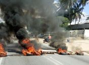 Pneus foram queimados no meio da Avenida