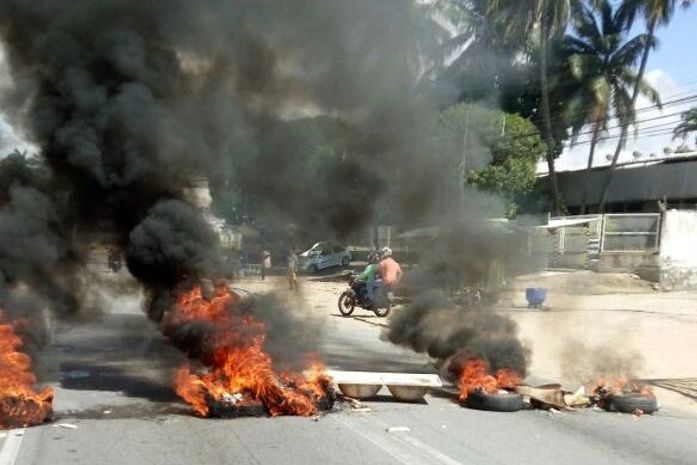 Pneus foram queimados no meio da Avenida
