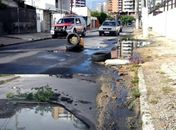Rua esburacada em Maceió