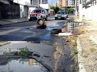 Rua esburacada em Maceió
