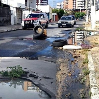 Rua esburacada em Maceió