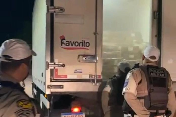 Caminhão transportava carnes, frangos, frios e enlatados sem nota fiscal
